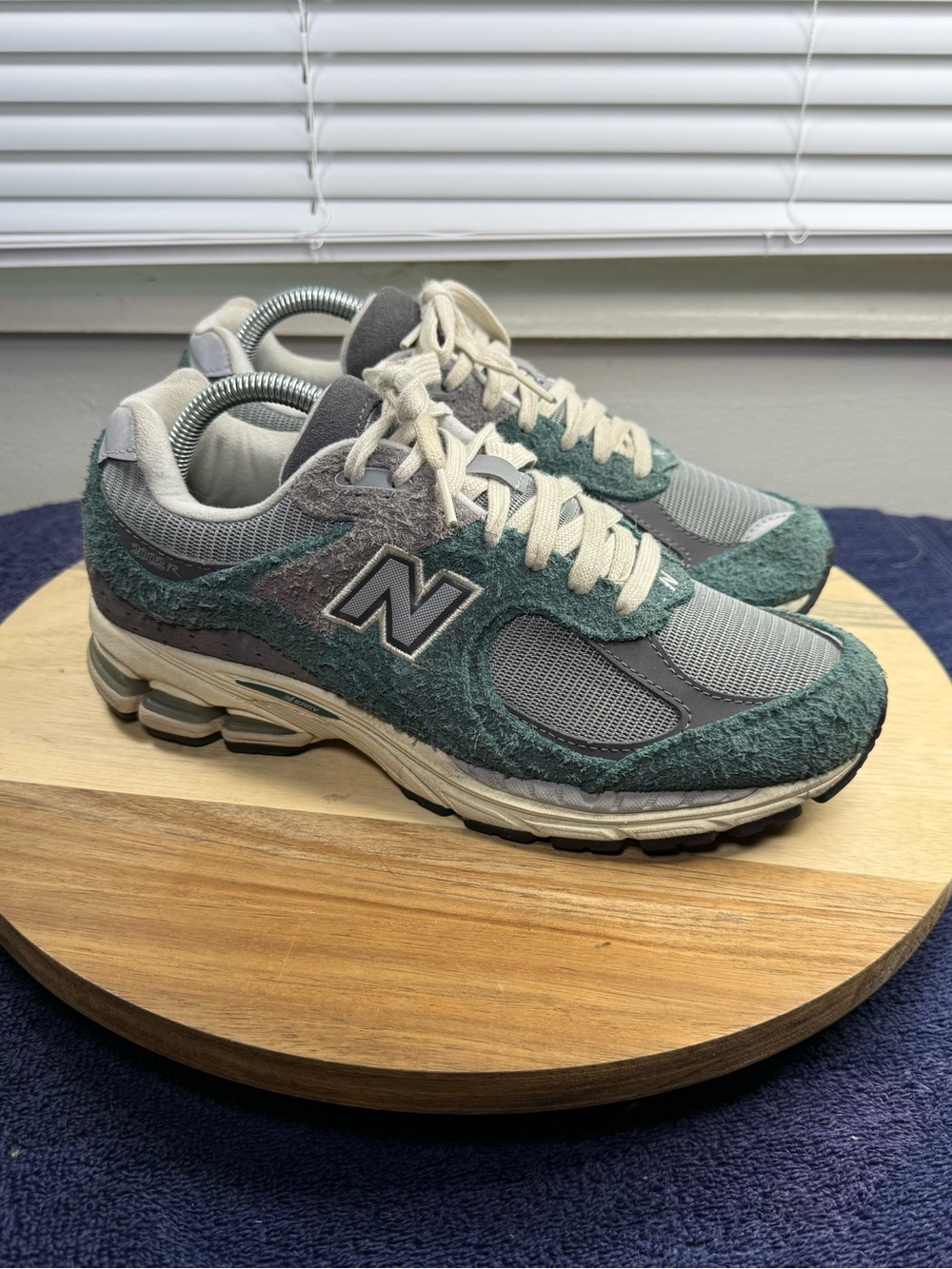 New Balance 2002r (Men’s 7 Women’s 8.5)